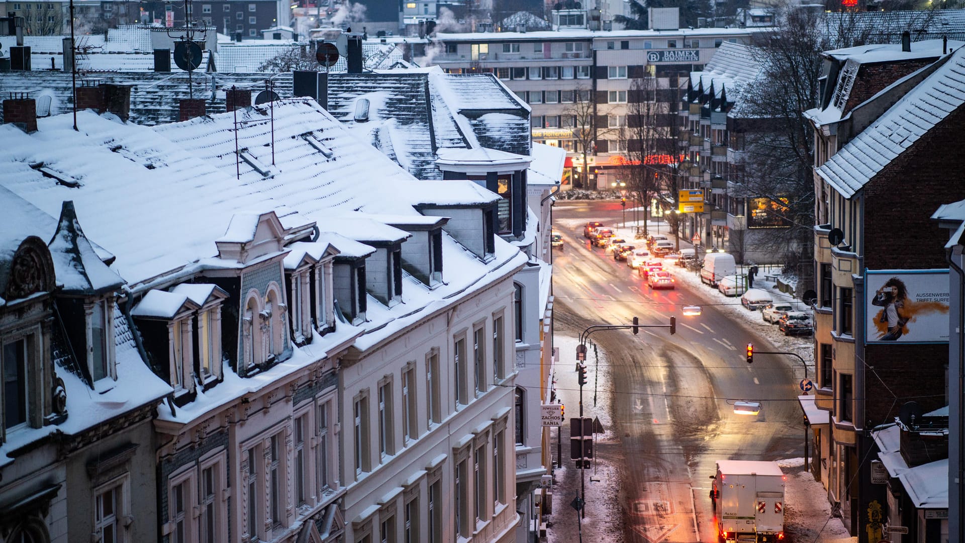 Autos fahren im Morgengrauen eine geräumte Straße im Stadtteil Oberbarmen in Wuppertal entlang: Nach Einschränkungen im Verkehr läuft es in der Stadt wieder weitestgehend normal. Autos fahren im Morgengrauen eine geräumte Straße im Stadtteil Oberbarmen in Wuppertal entlang: Nach Einschränkungen im Verkehr läuft es in der Stadt wieder weitestgehend normal.