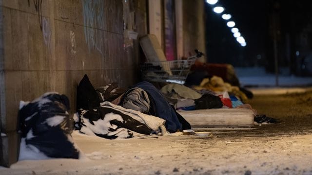 Obdachlose haben bei eisigen Temperaturen und Schnee unter einer Brücke am Bahnhof Zoo in Berlin ihr Lager errichtet und schlafen. Obdachlose haben bei eisigen Temperaturen und Schnee unter einer Brücke am Bahnhof Zoo in Berlin ihr Lager errichtet und schlafen.