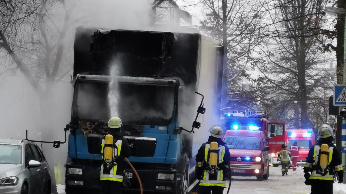 Die Feuerwehr löscht einen brennenden Lkw: Das Fahrzeug ging auf der Rüttenscheider Straße in Essen in Flammen auf.