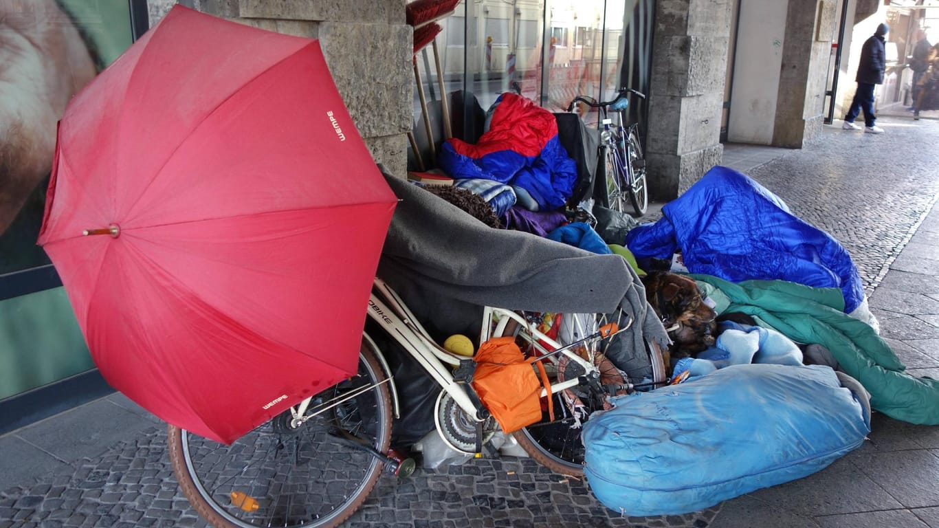 Obdachlose schützen sich am Bahnhof Zoo vor der Kälte: Die Drogenszene wurde aus der City West wurde vertrieben – geblieben sind Obdachlose.