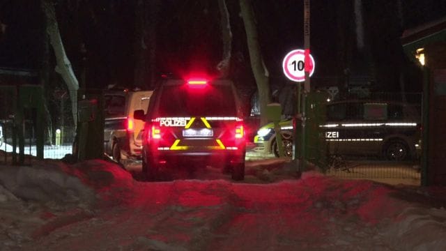Polizeiwagen kommen in der Nacht an dem Ort in in Brandenburg an der Havel an, an dem ein neugeborenes Baby im Freien ausgesetzt wurde. Polizeiwagen kommen in der Nacht an dem Ort in in Brandenburg an der Havel an, an dem ein neugeborenes Baby im Freien ausgesetzt wurde.