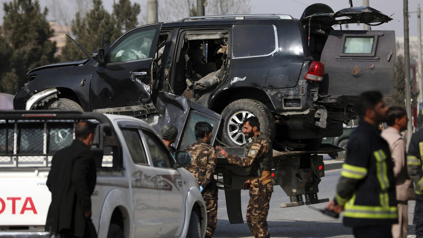 Das zerstörte Fahrzeug der getöteten Regierungsmitarbeiter in Kabul: Die Taliban wiesen die Verantwortung zurück.