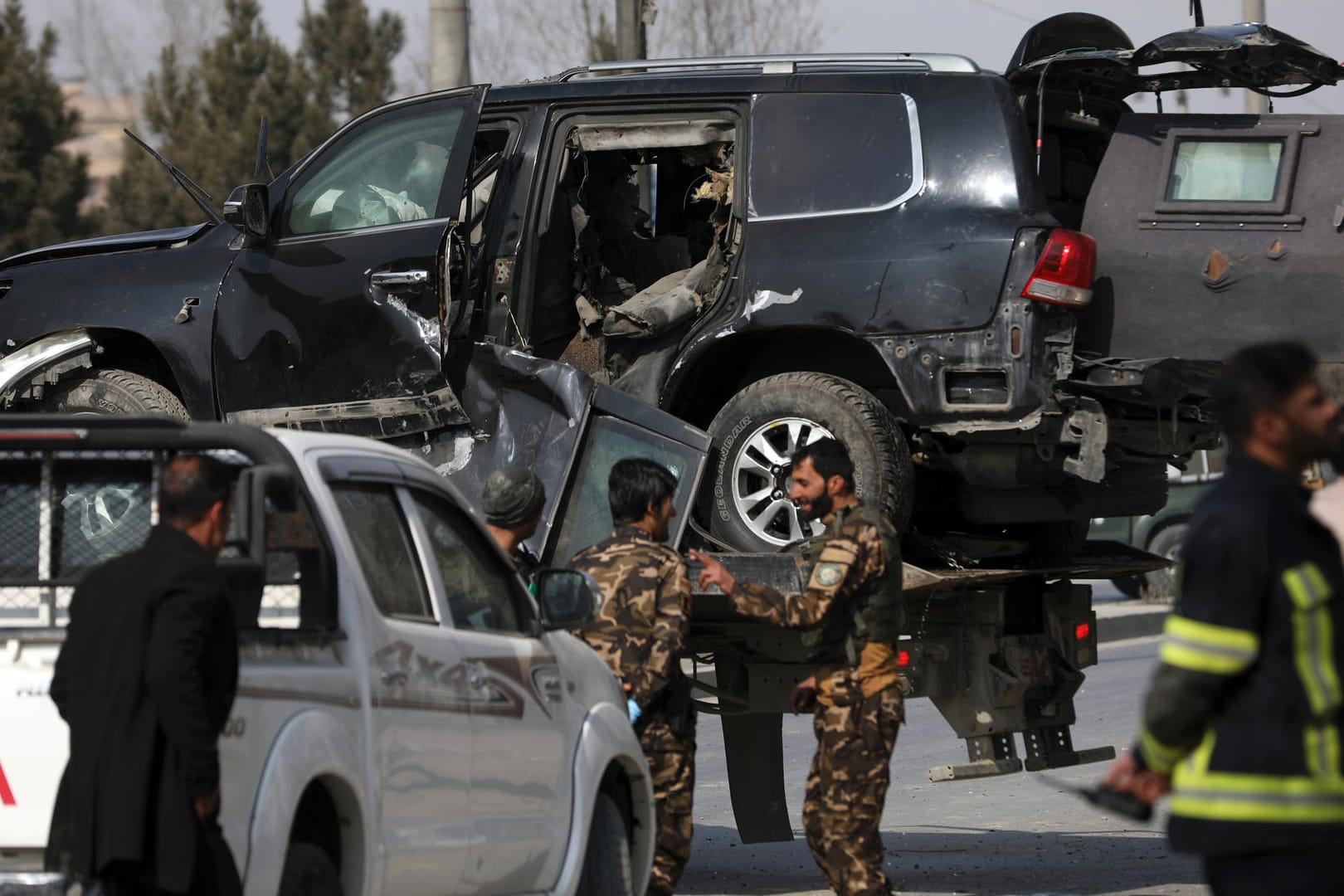 Das zerstörte Fahrzeug der getöteten Regierungsmitarbeiter in Kabul: Die Taliban wiesen die Verantwortung zurück.