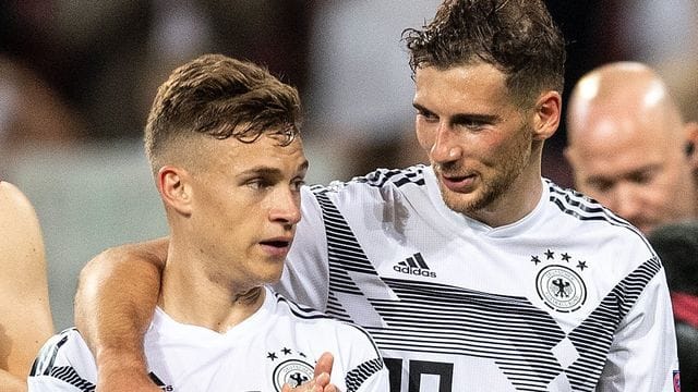 Joshua Kimmich (l) und Leon Goretzka wurden für ihre Aktion ""We kick Corona" (#wekickcorona) mit dem Fair Play Preis des deutschen Sports ausgezeichnet. Joshua Kimmich (l) und Leon Goretzka wurden für ihre Aktion ""We kick Corona" (#wekickcorona) mit dem Fair Play Preis des deutschen Sports ausgezeichnet.