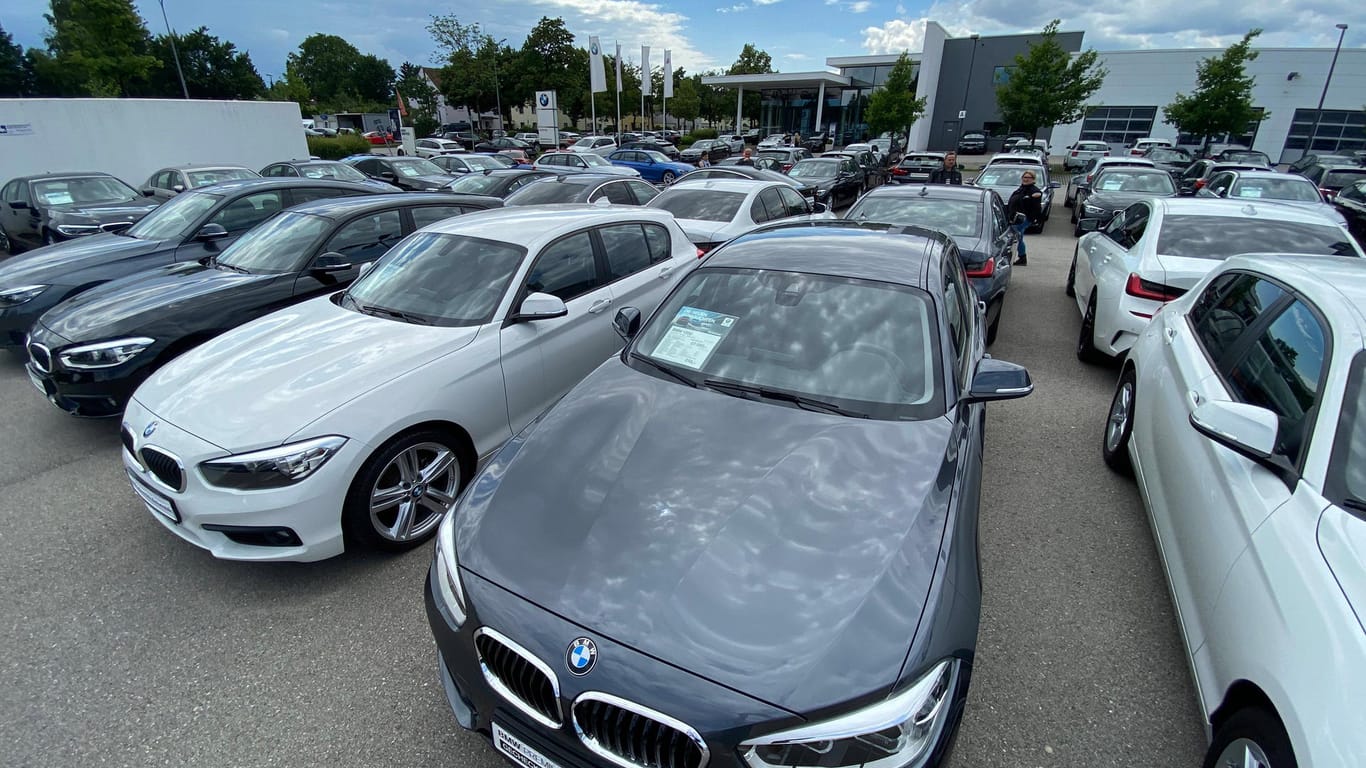 Autokauf: Für Neuwagen, aber auch für Gebrauchte geben die Deutschen mehr Geld aus als je zuvor.