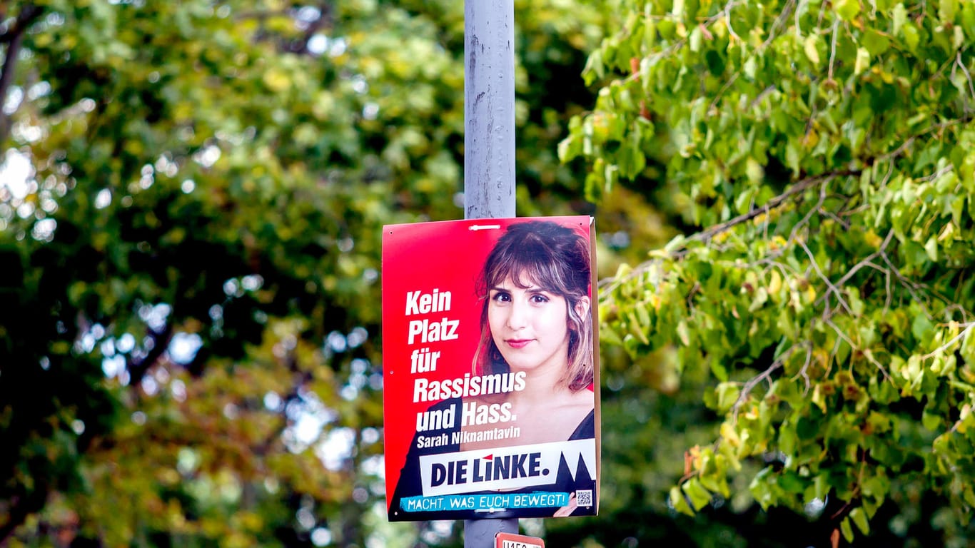 Ein Wahlplakat für die Kommunalwahl 2020 in NRW hängt an einer Straße in Köln: Am 13.September wurde Sarah Niknamtavin in den Stadtrat gewählt.