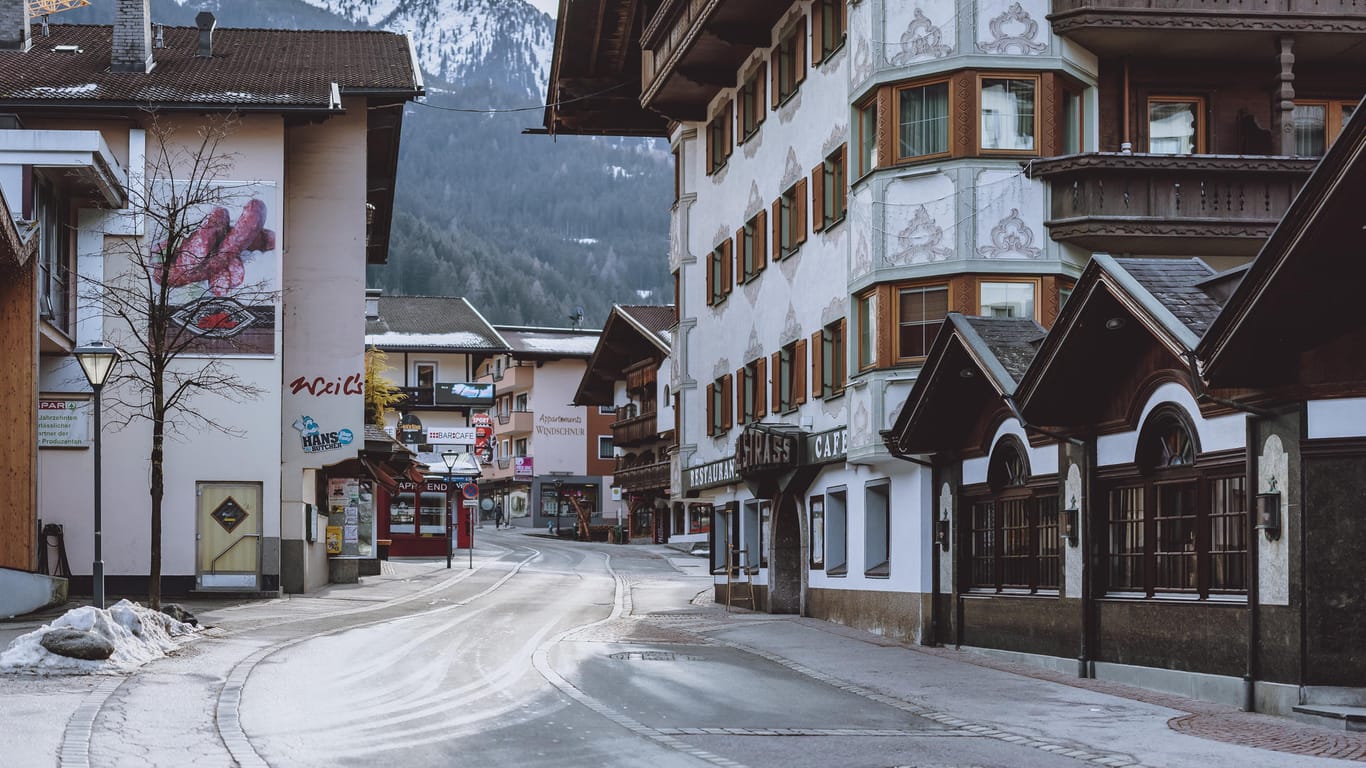 Menschenleere Straße in Mayrhofen, Tirol: In dem Bundesland breitet sich die gefährliche Corona-Mutation aus Südafrika aus.