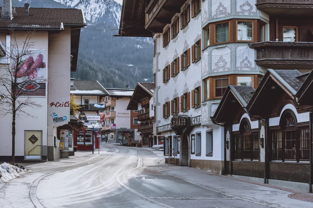 Menschenleere Straße in Mayrhofen, Tirol: In dem Bundesland breitet sich die gefährliche Corona-Mutation aus Südafrika aus.