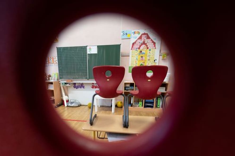 Stühle stehen in einem Klassenzimmer einer ersten Klasse der Marienschule in Stuttgart auf Tischen.
