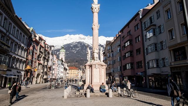 Blick auf die Maria-Theresien-Straße mit der Annasäule in Innsbruck. Blick auf die Maria-Theresien-Straße mit der Annasäule in Innsbruck.