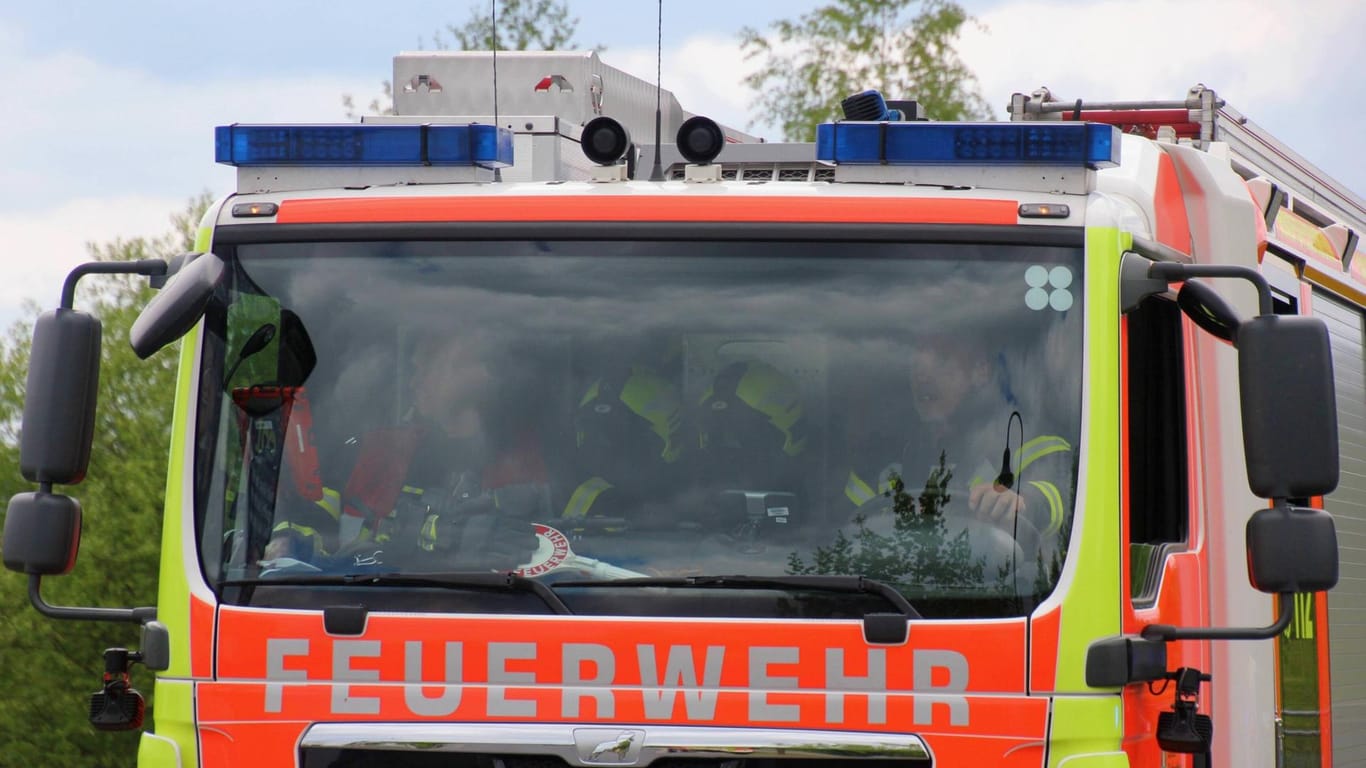 Ein Einsatzfahrzeug der Feuerwehr (Symbolbild): Auf dem Gelände einer Klinik war ein Feuer ausgebrochen.