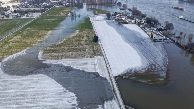 Das sich langsam zurückziehende Hochwasser des Rheins lässt eisbedeckte Felder und Wiesen rund um die Siedlung Kasselberg zurück.