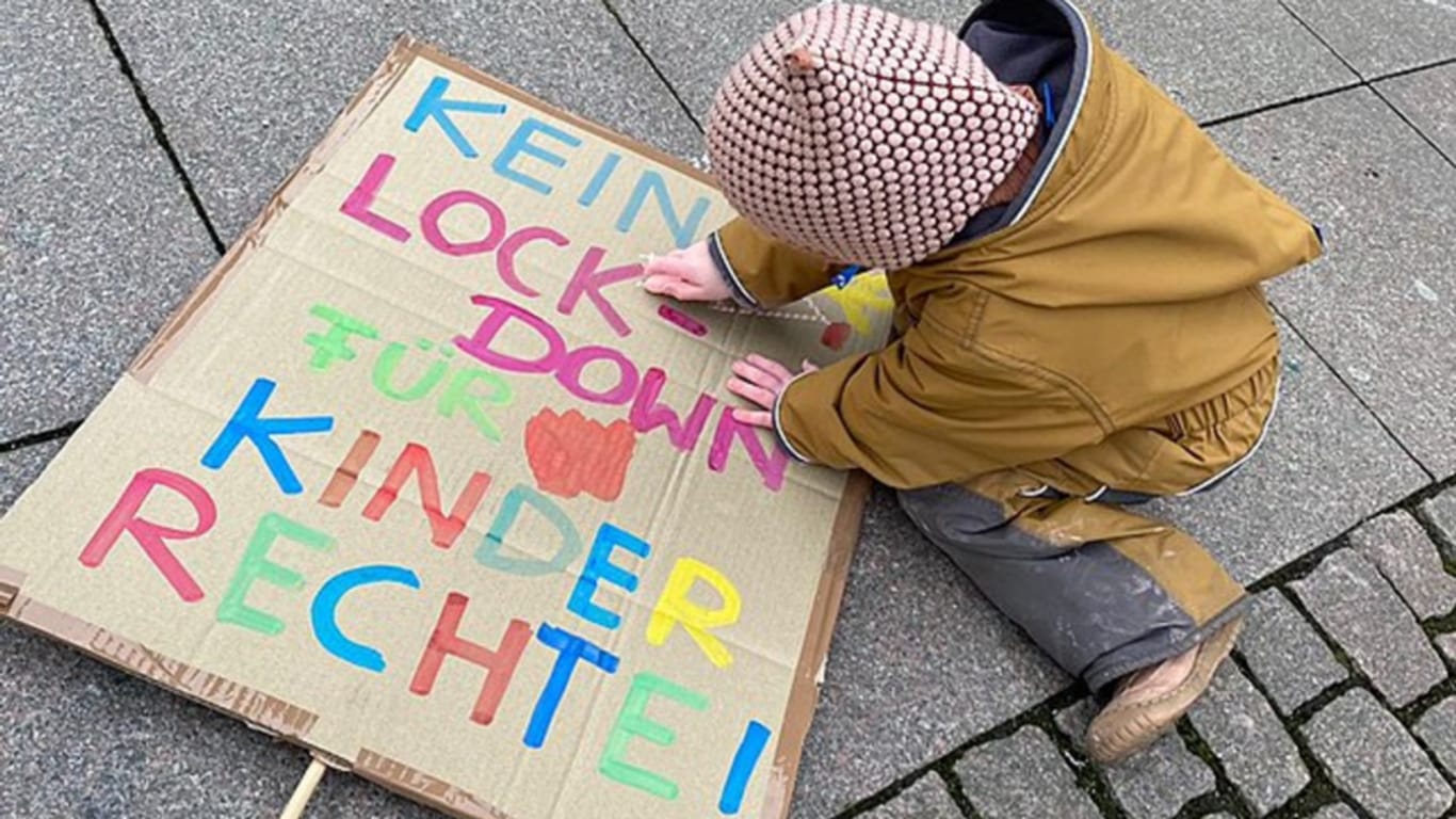 "Kein Lockdown für Kinderrechte": "Familien in der Krise" beklagt, dass Bildung, Betreuung und Kontakt zu anderen Kindern zu kurz kommen. Damit setzt sich die Gruppe für Lockerungen bei Schulen und Kitas ein. Doch wie konnte sie so schnell so präsent sein?