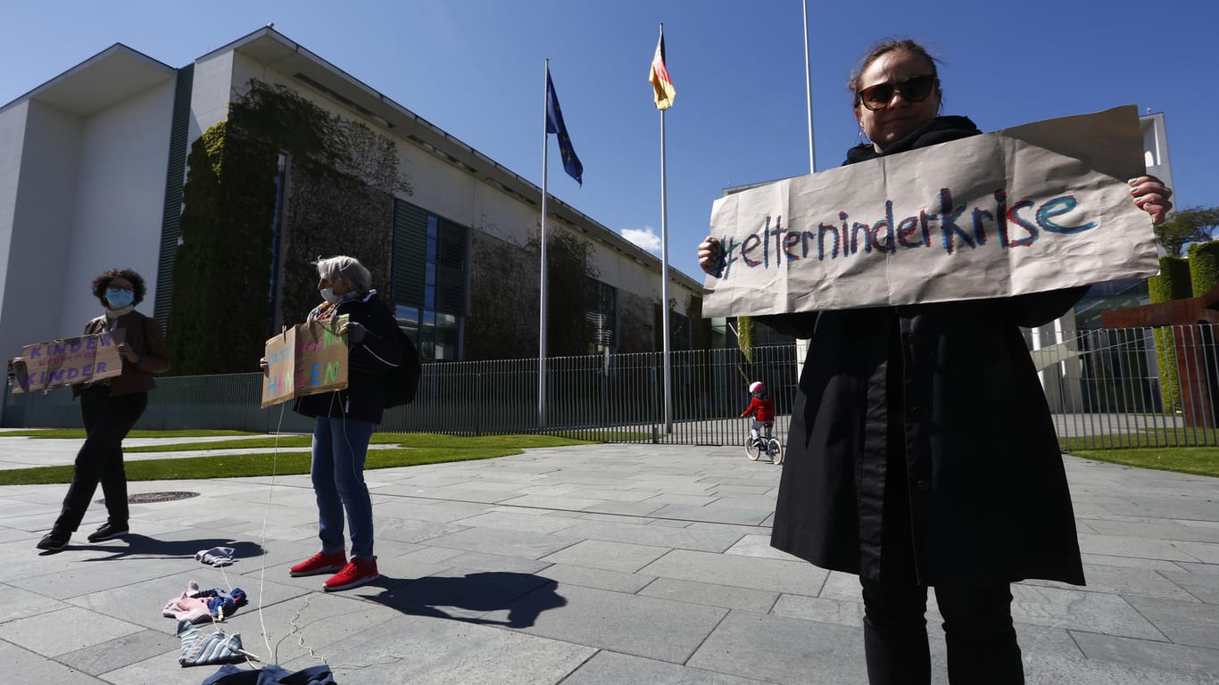 "Eltern in der Krise"-Demo vor dem Bundeskanzleramt: Die Initiatorinnen der Gruppe wollten keine Kundgebungen wie diese im Mai 2020 mehr unter ihrem Namen, deshalb bildete sich "Familien in der Krise".