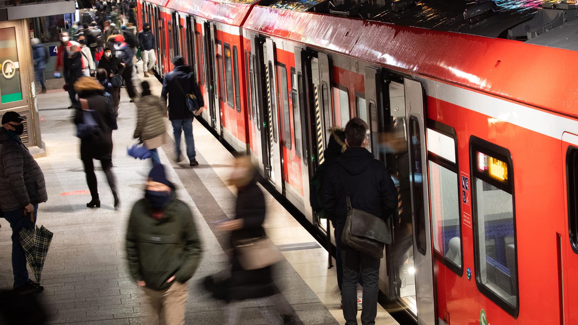 Pendler in Hamburg: Der Lockdown bleibt wohl bis mindestens Ende Februar bestehen.