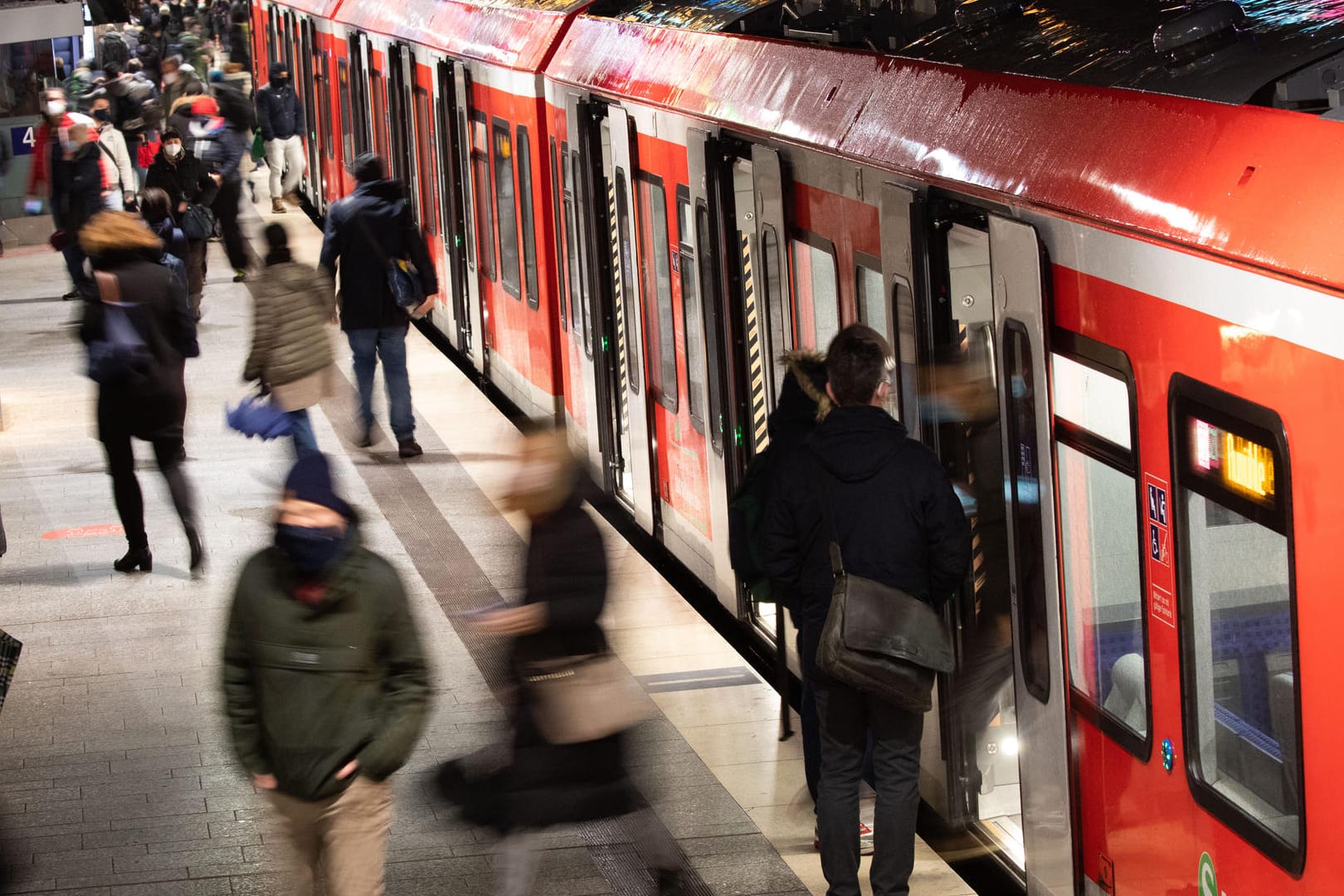 Pendler in Hamburg: Der Lockdown bleibt wohl bis mindestens Ende Februar bestehen.