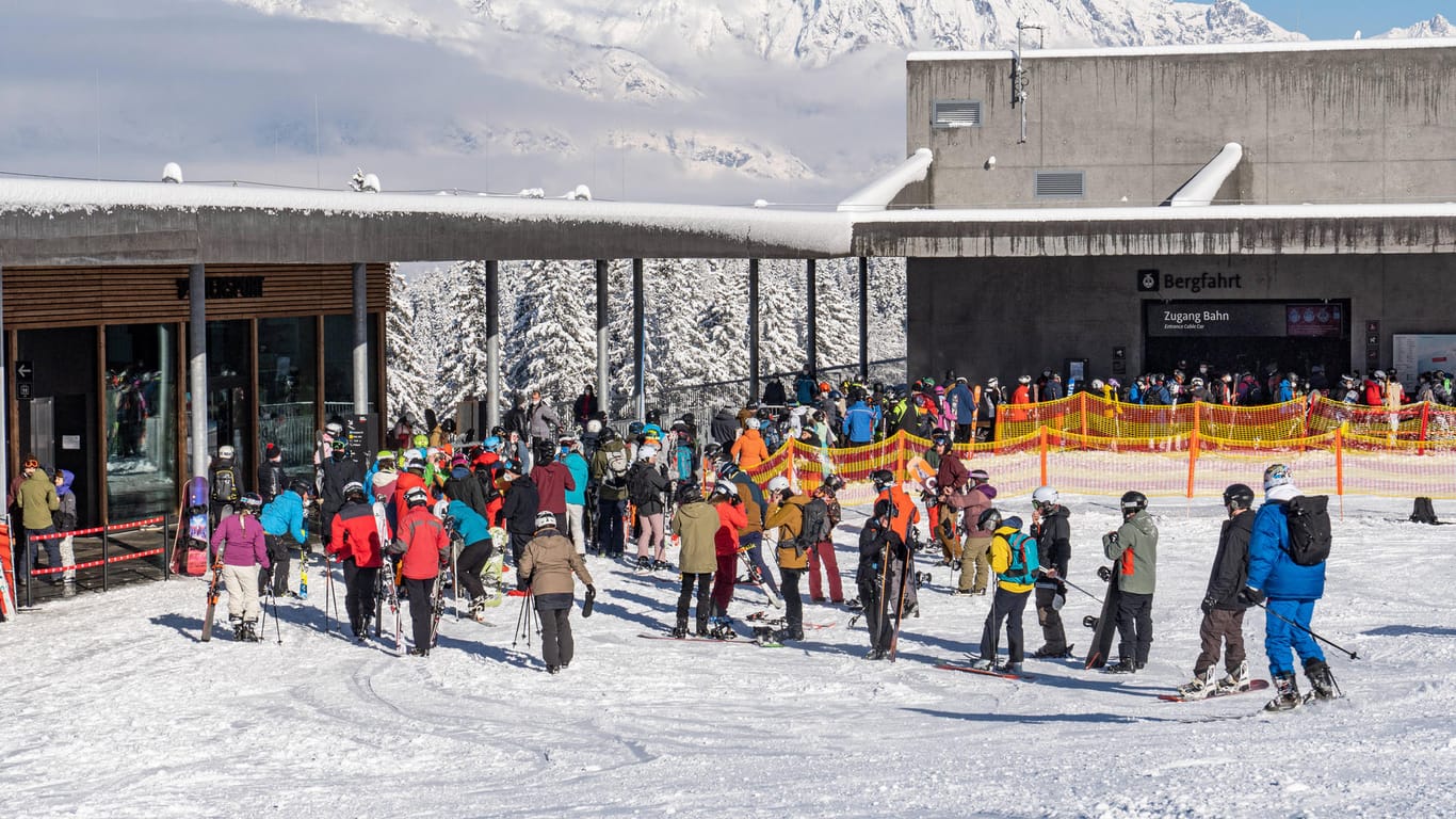 Snowboard- und Skifahrer stehen Mitte Januar in Tirol vor dem Zugang zur Bergbahn Schlange: Die Skigebiete waren auch im harten Lockdown offen.