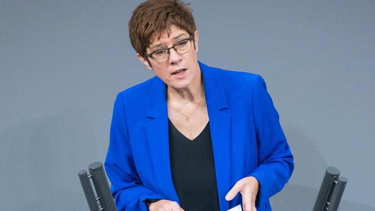 Verteidigungsministerin Annegret Kramp-Karrenbauer (CDU): "unterfinanziert, nicht ausreichend vorbereitet und einseitig auf Auslandseinsätze ausgerichtet".