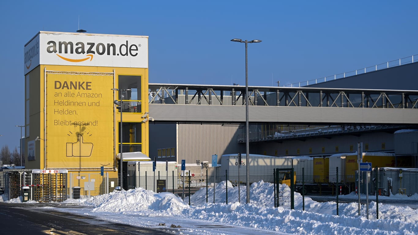 Leer ist der Parkplatz vor dem Amazon Logistiklager in Leipzig: Auch bei dem Versandhändler sorgen die heftigen Schneefälle für Probleme.