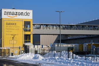 Leer ist der Parkplatz vor dem Amazon Logistiklager in Leipzig: Auch bei dem Versandhändler sorgen die heftigen Schneefälle für Probleme.