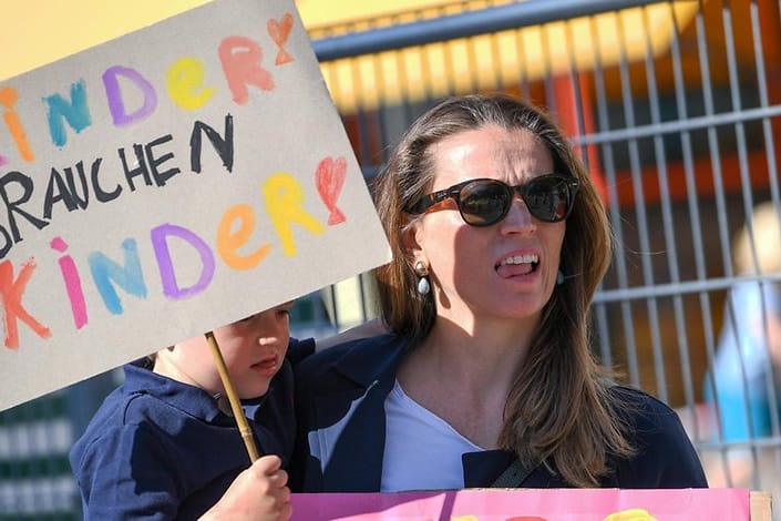 "Kinder brauchen Kinder" – und deshalb geöffnete Einrichtungen: Obwohl der Leidensdruck vieler Familien groß ist, konnte "Familien in der Krise" nie viele Demonstranten mobilisieren. In der Öffentlichkeit spielt die Gruppe aber eine große Rolle.