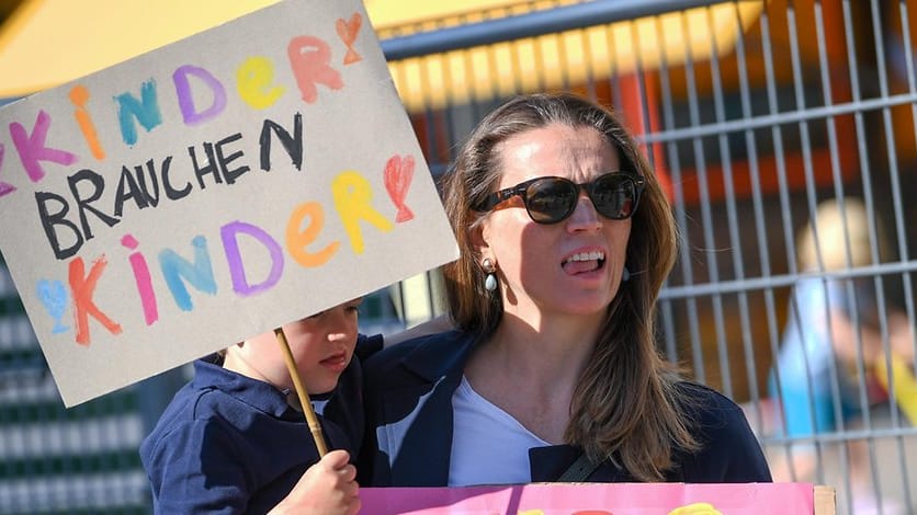 "Kinder brauchen Kinder" – und deshalb geöffnete Einrichtungen: Obwohl der Leidensdruck vieler Familien groß ist, konnte "Familien in der Krise" nie viele Demonstranten mobilisieren. In der Öffentlichkeit spielt die Gruppe aber eine große Rolle.