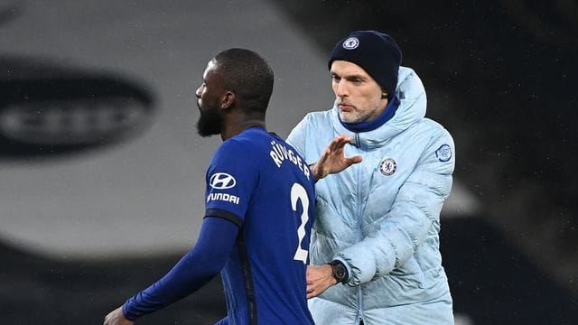 Chelsea-Trainer Thomas Tuchel (r) klatscht mit Antonio Rüdiger ab.