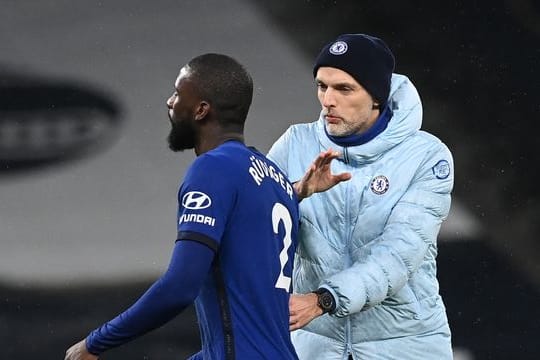 Chelsea-Trainer Thomas Tuchel (r) klatscht mit Antonio Rüdiger ab.