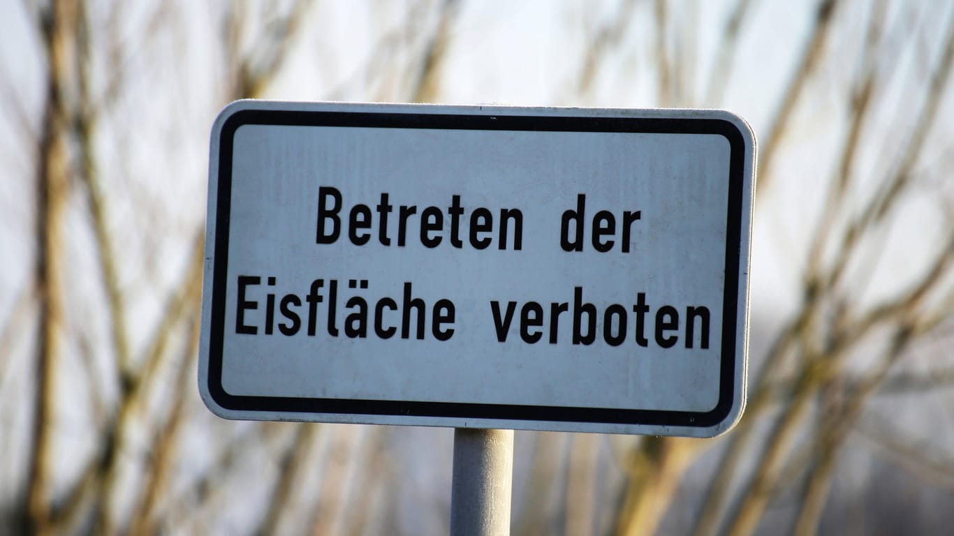 Ein Schild warnt vor dem Betreten einer Eisfläche (Symbolbild): In Erlangen ist ein Mädchen in einen zugefrorenen See eingebrochen.