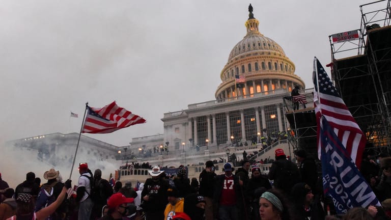 Sturm aufs Kapitol am 6. Januar: Den US-Senatoren wurde zu Beginn des Impeachment-Verfahrens ein Zusammenschnitt der brutalen Szenen gezeigt (Archivbild).