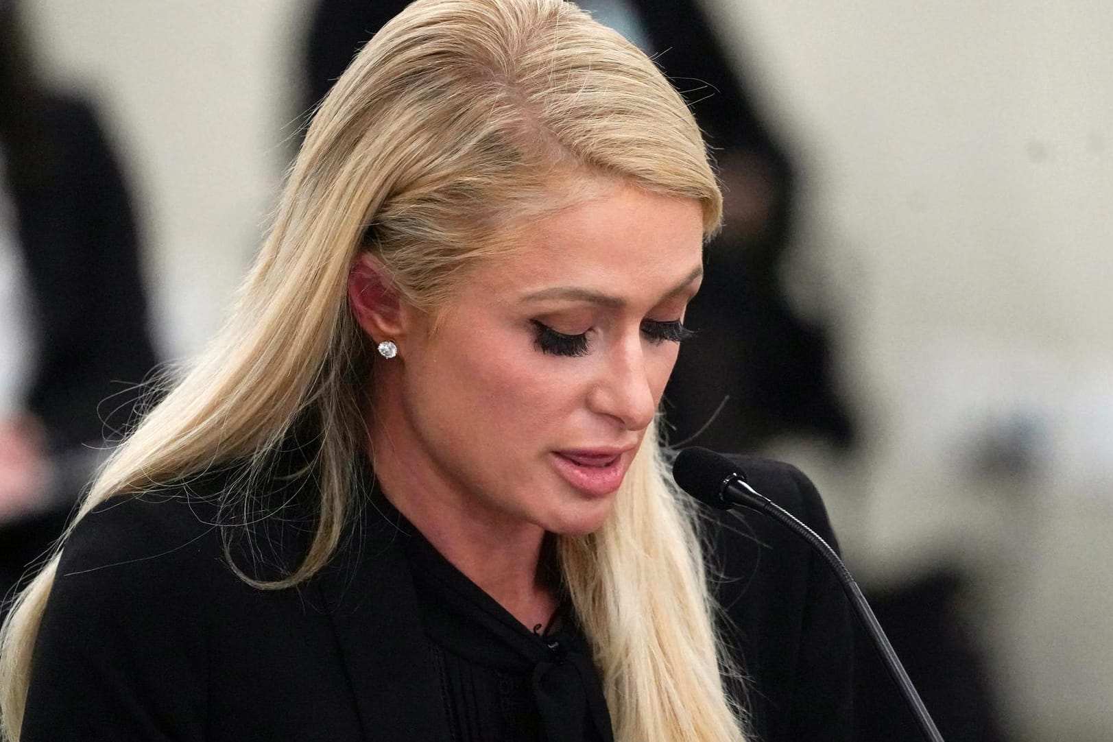 Paris Hilton: Die Unternehmerin sprach 2020 erstmals über die Misshandlungen im Internat
