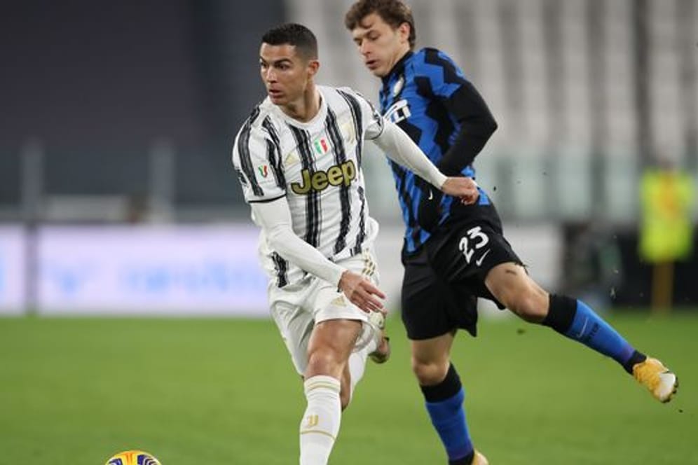 Cristiano Ronaldo (l) erreichte mit Juve die nächste Pokalrunde.