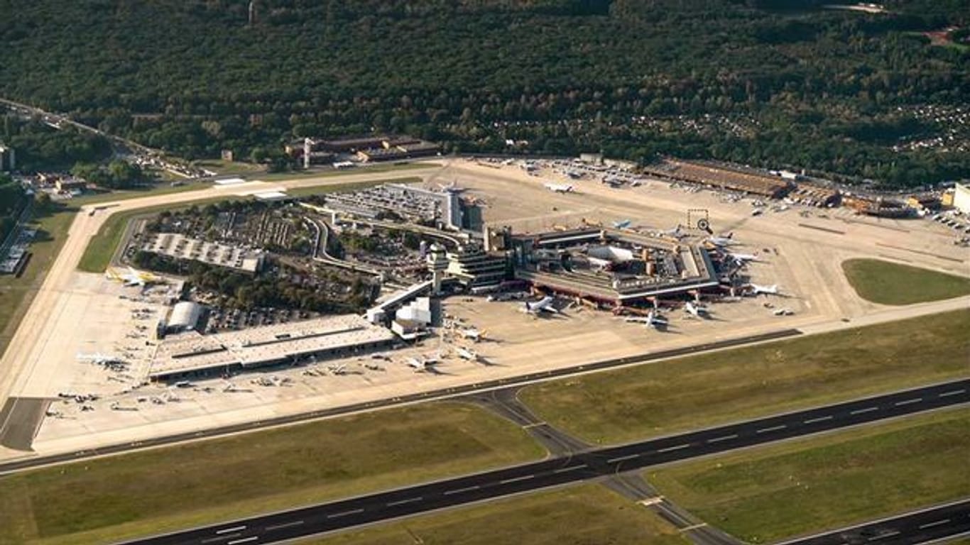 Das Luftbild zeigt das Gelände des Berliner Flughafens Tegel (Archivbild): Hier startet das vierte Impfzentrum der Stadt.