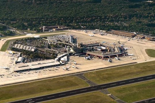 Das Luftbild zeigt das Gelände des Berliner Flughafens Tegel (Archivbild): Hier startet das vierte Impfzentrum der Stadt.