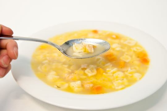 Eine Hühnersuppe ist besonders in Erkältungszeiten erholsam und wirkt stärkend auf unser Immunsystem aus.