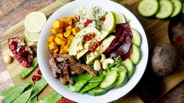 Alle Zutaten werden in der Buddha Bowl kunstvoll in Abteilen angerichtet.