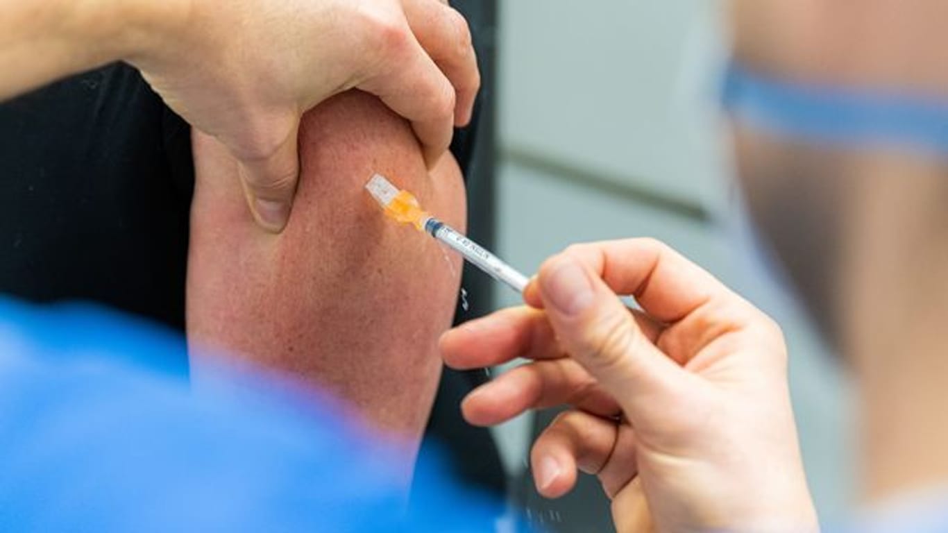 Eine Frau wird mit dem Moderna-Impfstoff geimpft (Symbolbild): Kliniken berichten über etwas mehr Nebenwirkungen bei der Zweitimpfung.