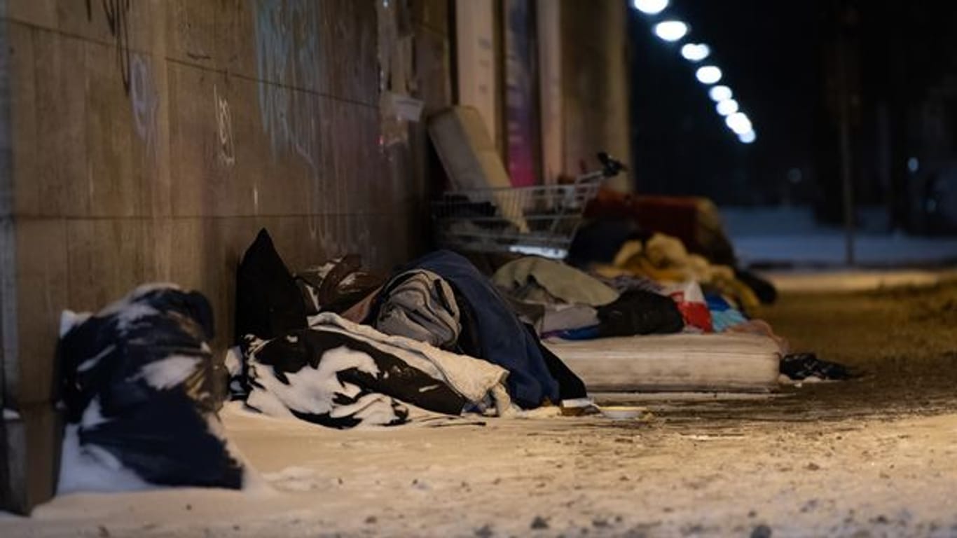 Obdachlose haben bei eisigen Temperaturen und Schnee unter einer Brücke ihr Lager errichtet (Archivbild): Die Stadt Mainz will Obdachlosen bei der Kälte mehr Angebote bieten.