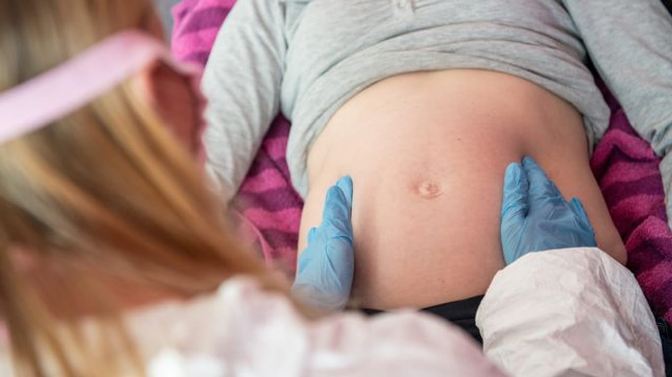 Schwangere Frauen können sich gegen das Coronavirus impfen lassen.