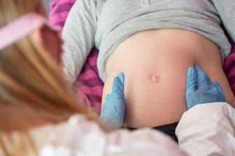 Schwangere Frauen können sich gegen das Coronavirus impfen lassen.