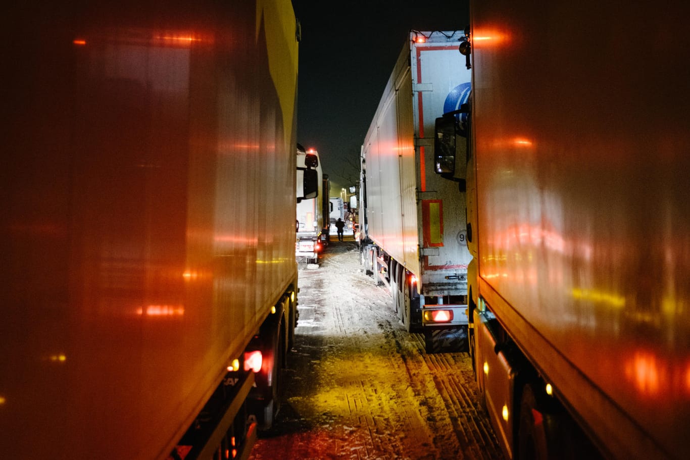 Dicht gedrängte Lastwagen auf der A2 bei Garbsen: Viele Fahrer mussten bei Temperaturen um die -15 Grad auf überfüllten Raststätten warten.