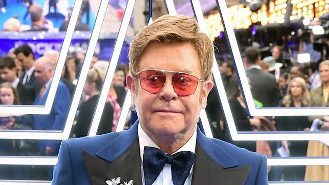 Sir Elton John nutzt seine Prominenz und wirbt fürs Impfen.