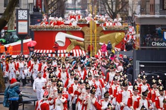 Karnevalisten beim Kölner Rosenmontagszug: 2020 wurde noch in den Straßen gefeiert.