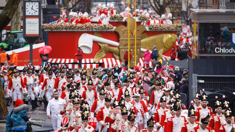 Karnevalisten beim Kölner Rosenmontagszug: 2020 wurde noch in den Straßen gefeiert.