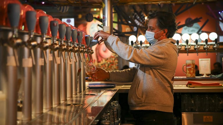 Zapfhahn zugedreht: Im Lockdown können Gastronomen nicht mehr ausschenken. Nun müssen viele Liter Bier vernichtet werden.