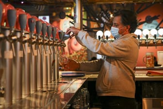 Zapfhahn zugedreht: Im Lockdown können Gastronomen nicht mehr ausschenken. Nun müssen viele Liter Bier vernichtet werden.