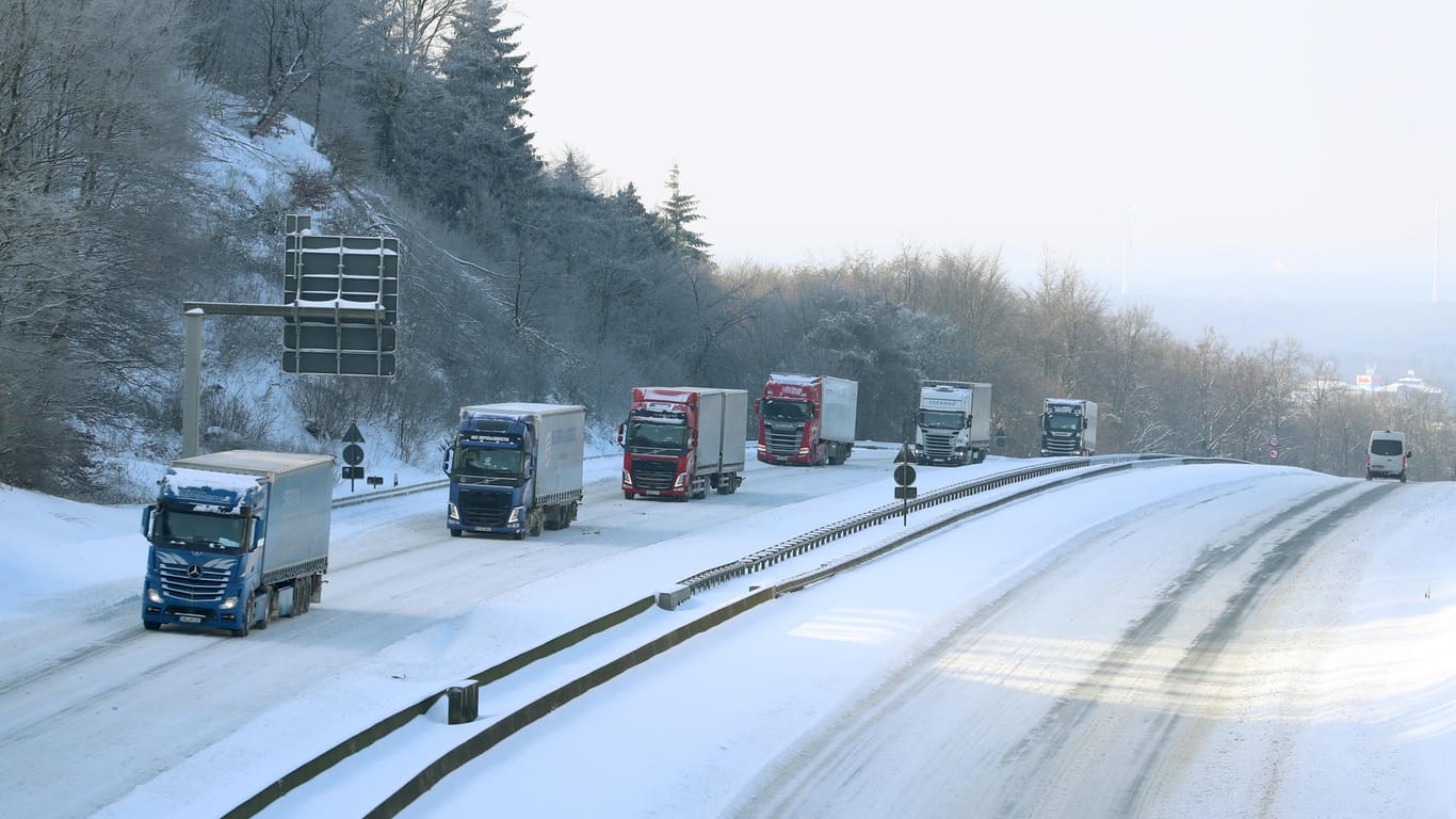 Langsam rollt der Verkehr auf der Autobahn 2 wieder: Fahrer mussten bei klirrender Kälte zum Teil mehr als 16 Stunden lang in ihren Lkw ausharren.