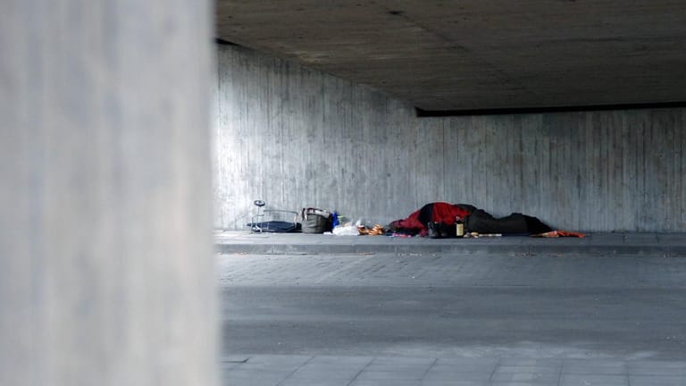 Ein Obdachloser schläft unter einer Brücke in Düsseldorf (Symbolbild): Nachdem eine Infektion mit der britischen Corona-Variante bei einem Besucher einer Notschlafstelle festgestellt wurde, wurden zahlreiche Tests durchgeführt.