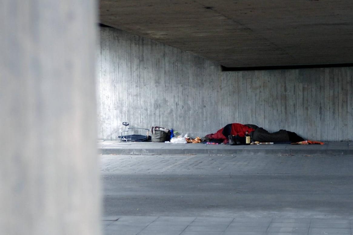 Ein Obdachloser schläft unter einer Brücke in Düsseldorf (Symbolbild): Nachdem eine Infektion mit der britischen Corona-Variante bei einem Besucher einer Notschlafstelle festgestellt wurde, wurden zahlreiche Tests durchgeführt.