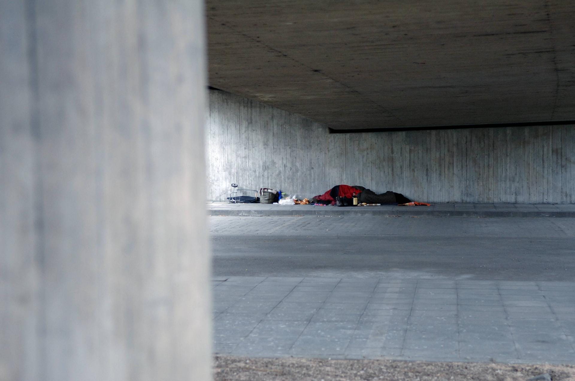 Ein Obdachloser schläft unter einer Brücke in Düsseldorf (Symbolbild): Nachdem eine Infektion mit der britischen Corona-Variante bei einem Besucher einer Notschlafstelle festgestellt wurde, wurden zahlreiche Tests durchgeführt.